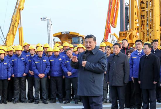 　12月12日至13日，習(xí)近平在江蘇徐州市考察。這是12日下午，習(xí)近平在徐工集團(tuán)重型機(jī)械有限公司親切看望勞動模范、技術(shù)能手等職工代表，鼓勵他們在為實現(xiàn)中國夢的奮斗中爭取人人出彩。新華社記者 謝環(huán)馳 攝